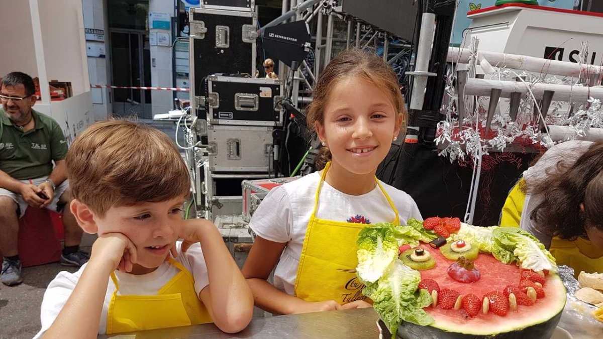 Dos de los participantes en el concurso infantil de gastronomía.