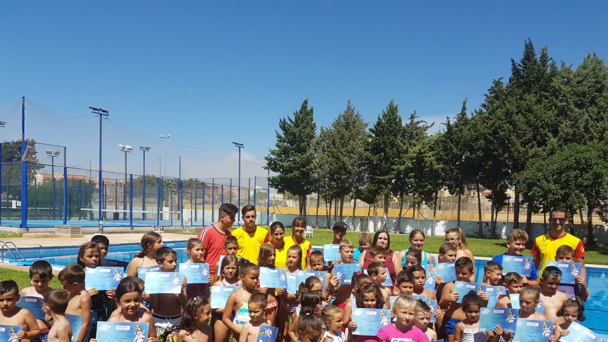 Entrega de diplomas en San Isidro del curso de natación de la Escuela de Verano.