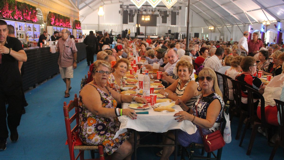 Amigos del centro del hogar. Estos amigos, del barrio de las 500 Viviendas, disfrutaron de los entrantes (embutidos y queso) y de una paella.