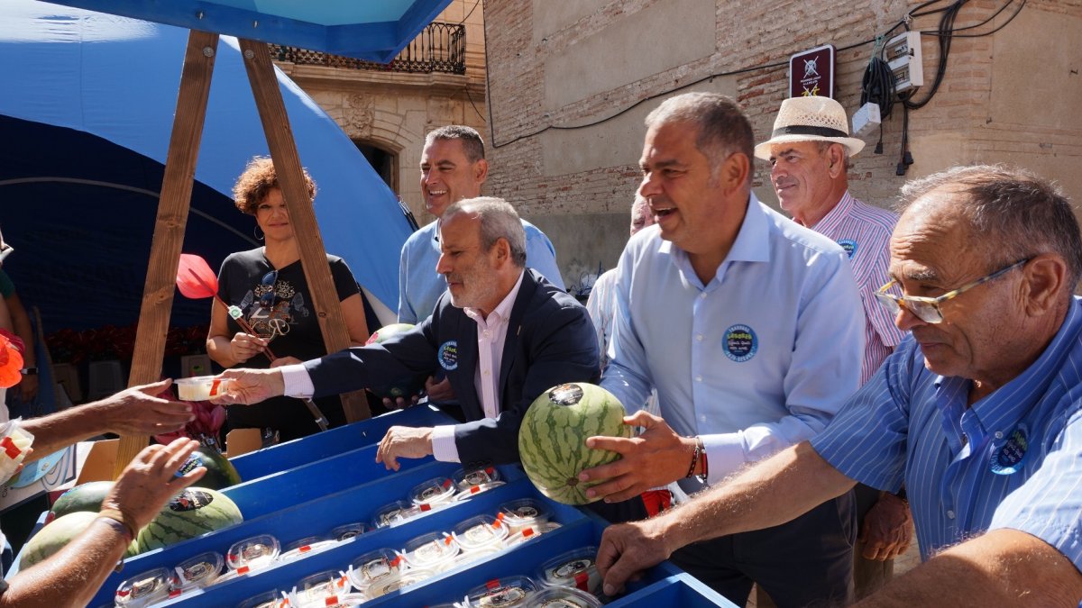 Reparto de hortalizas para pedir más agua para el campo