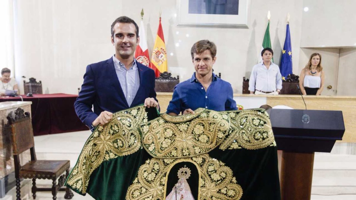 Acto de entrega del Capote de Paseo.