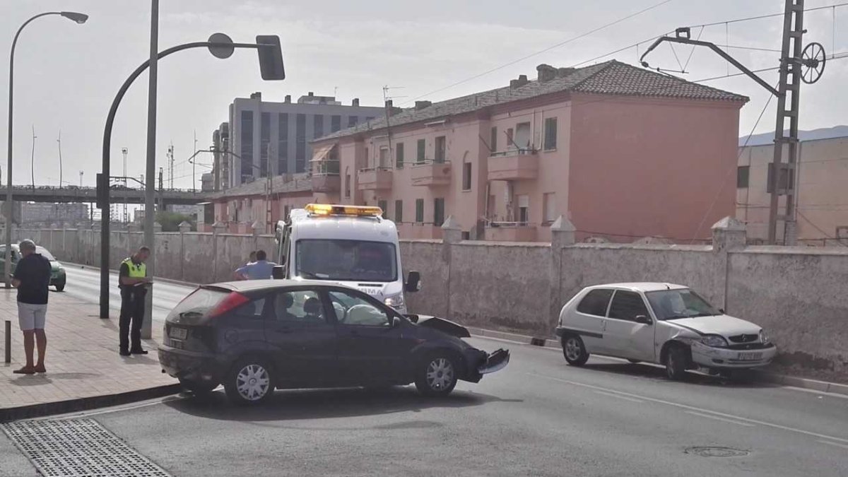 Los dos coches han resultado dañados por el choque.