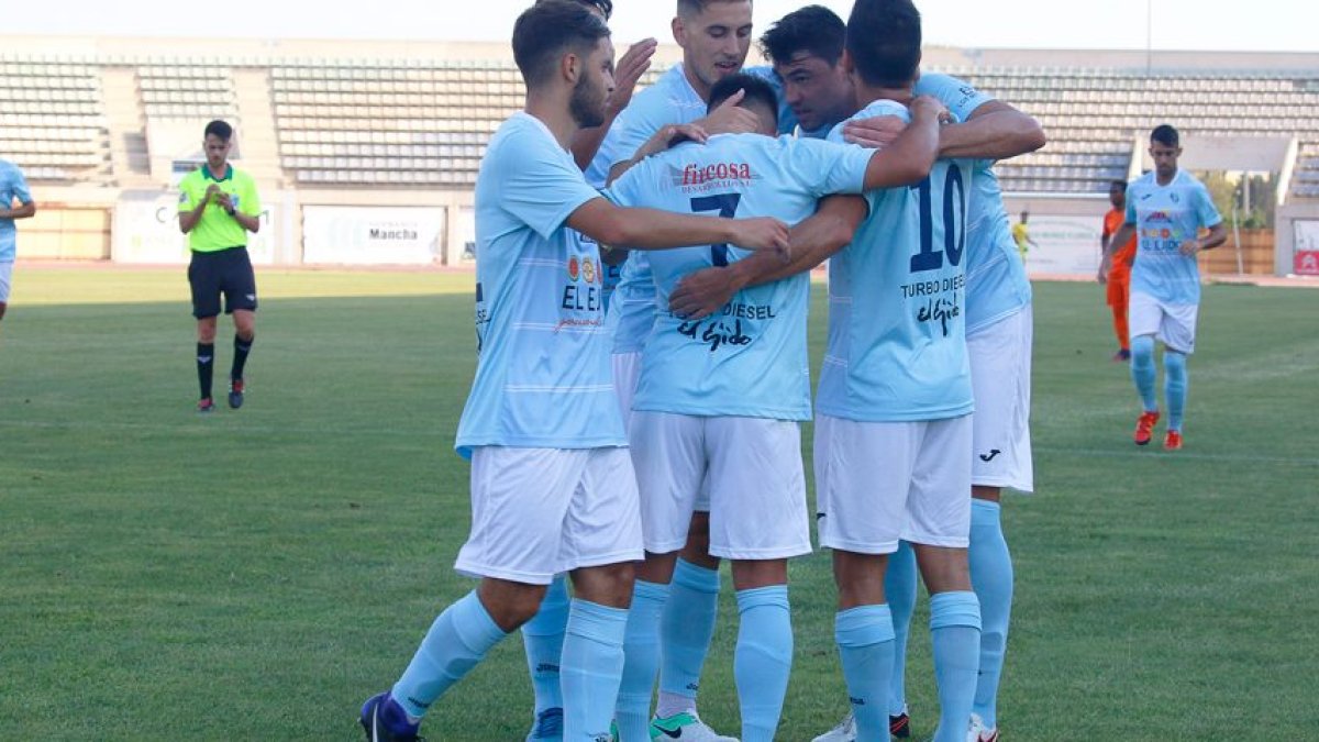 Los jugadores celebrando un gol.