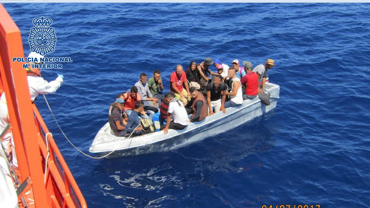 Una patera con inmigrantes de origen magrebí rescatados por una patrullera de Salvamento Marítimo.