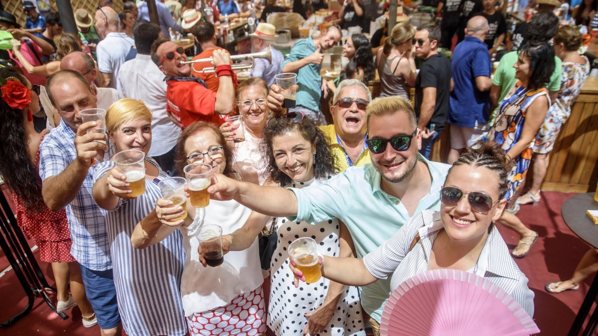 Estos yeclanicos se juntaron en la caseta de LA?VOZ y La Bodeguilla para aprovechar al máximo el final de la Feria.
