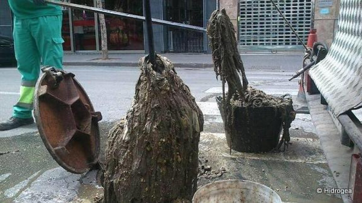 Marañas de toallitas acumuladas en el alcantarillado, en una imagen de archivo.