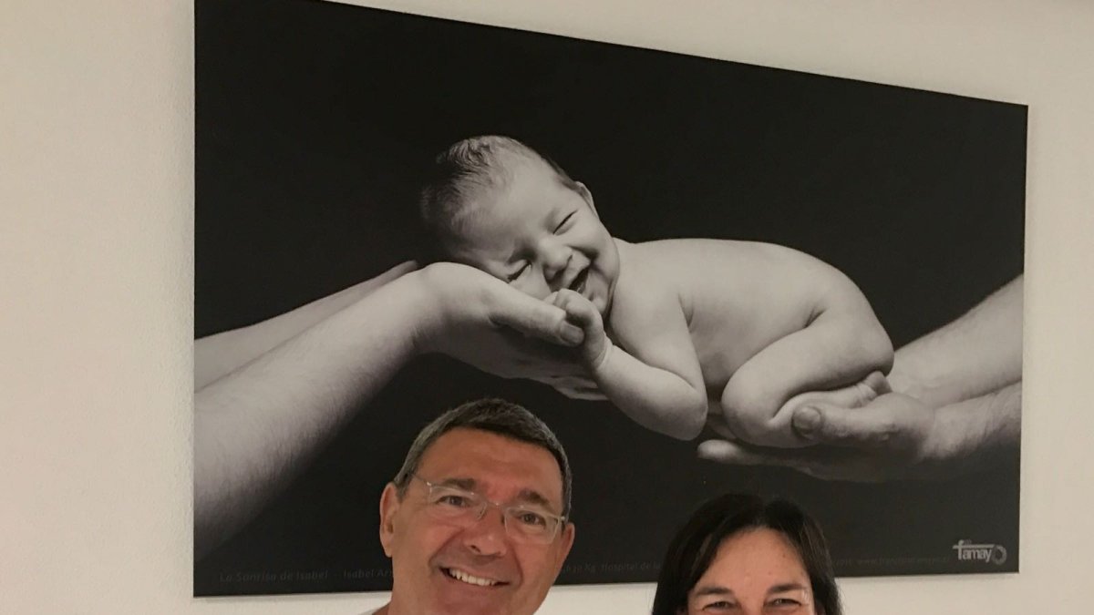 Teresa Sánchez, la matrona doctorada, junto al jefe de la Unidad, el doctor Longinos Aceituno.