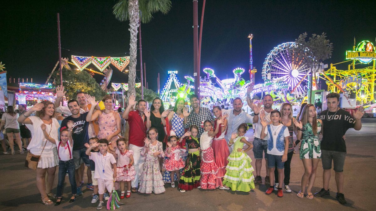 Miles de almerienses se despidieron de la Feria en el Recinto Ferial de la Vega de Acá después de nueve noches llenas de luces, música e ilusión.