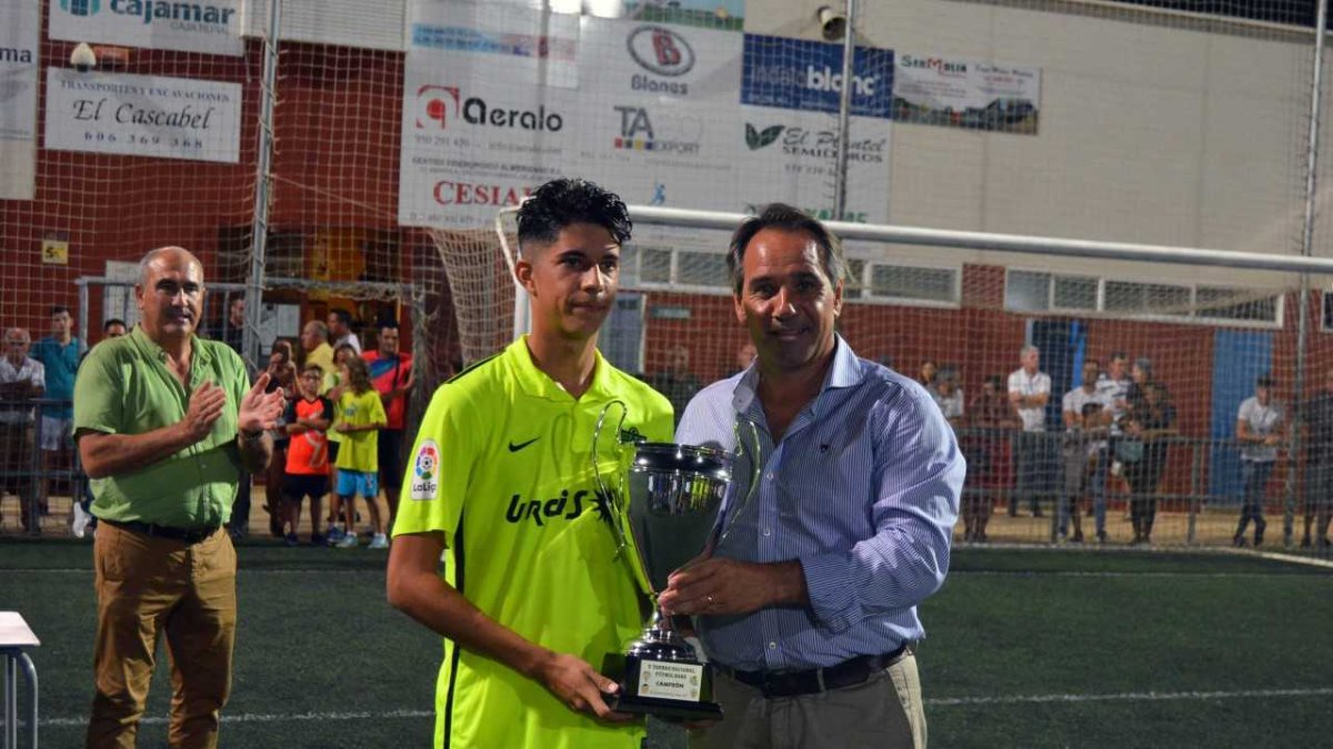 Juanjo Segura entregando la copa al capitán del Almería.