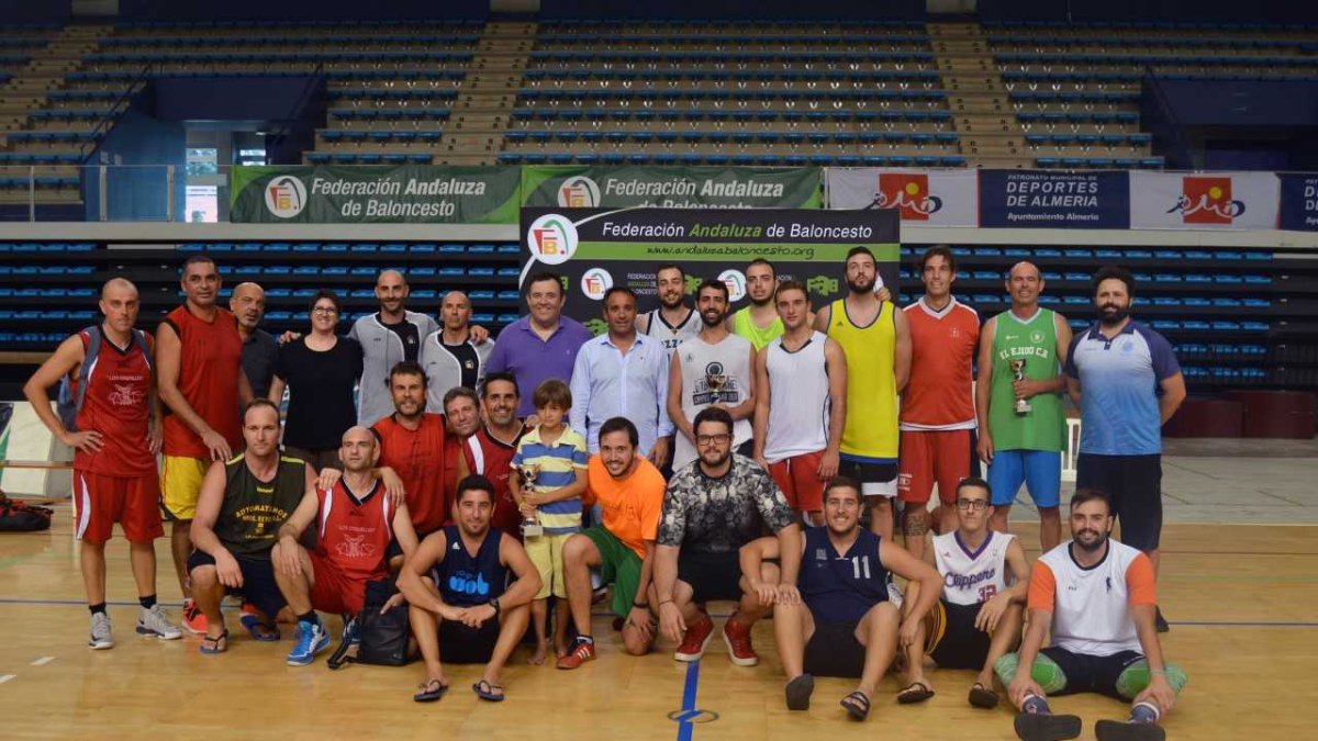 Los ganadores posan tras la batalla.