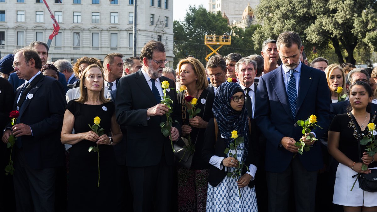 El Rey y parte de las autoridades asistentes. /David Mudarra
