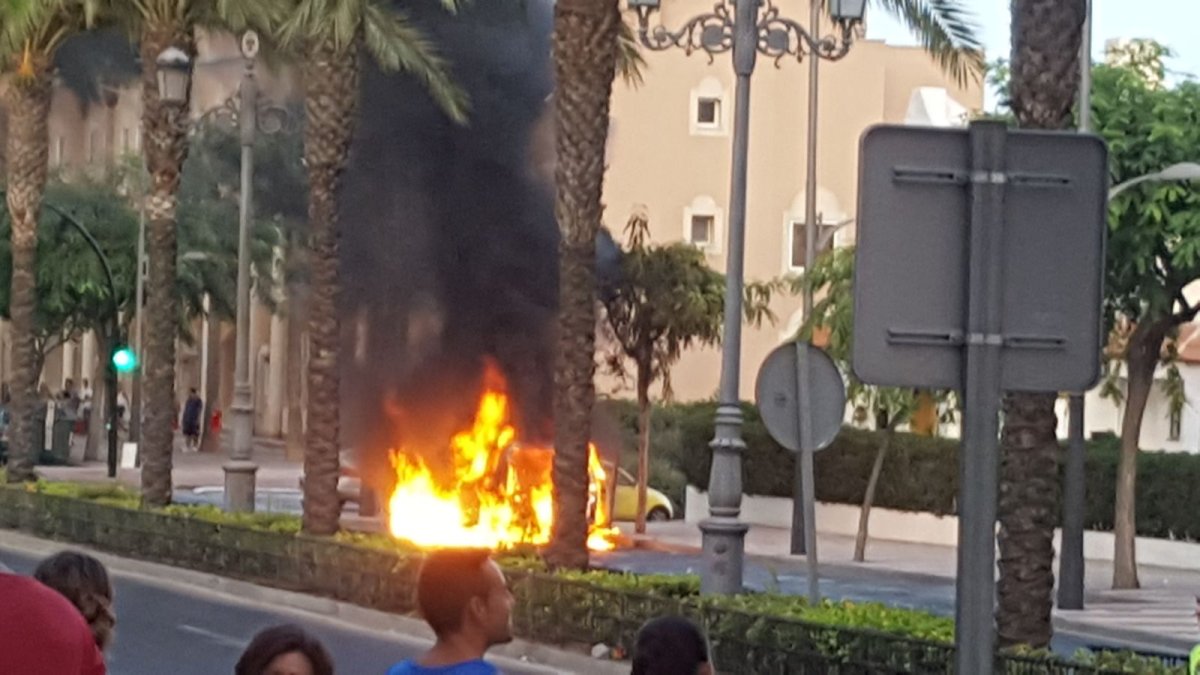 Imagen del vehículo ardiendo en la Avenida Carlos III.