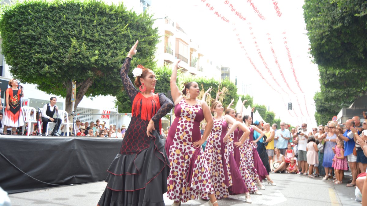 El grupo de Coros y Danzas La Traiña durante su actuación en el tramo tradicional la mañana del sábado.