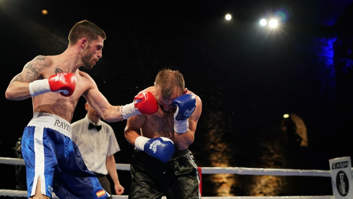 Rayito sometiendo a su rival.