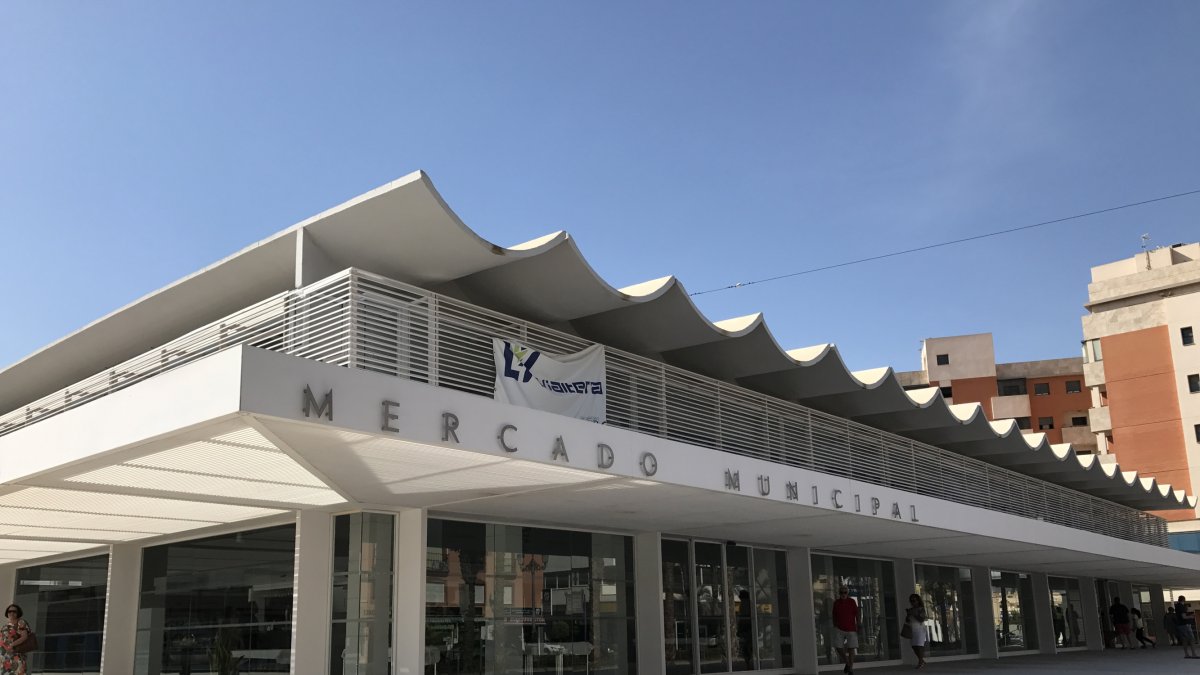 Exterior del Mercado Municipal de Roquetas de Mar.