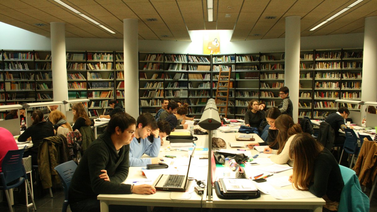 Estudiantes en el interior de la Biblioteca Central.