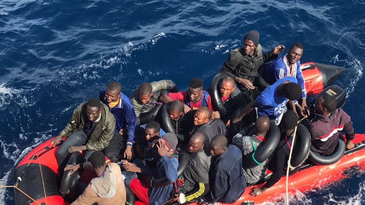Embarcación rescatada en el Mar de Alborán con 19 personas a bordo.