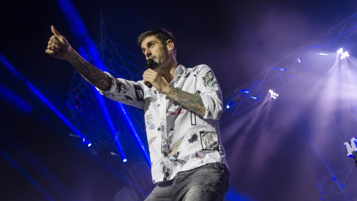 Imponente escenografía de la actuación de Melendi que llenó el Recinto del Ferial.
