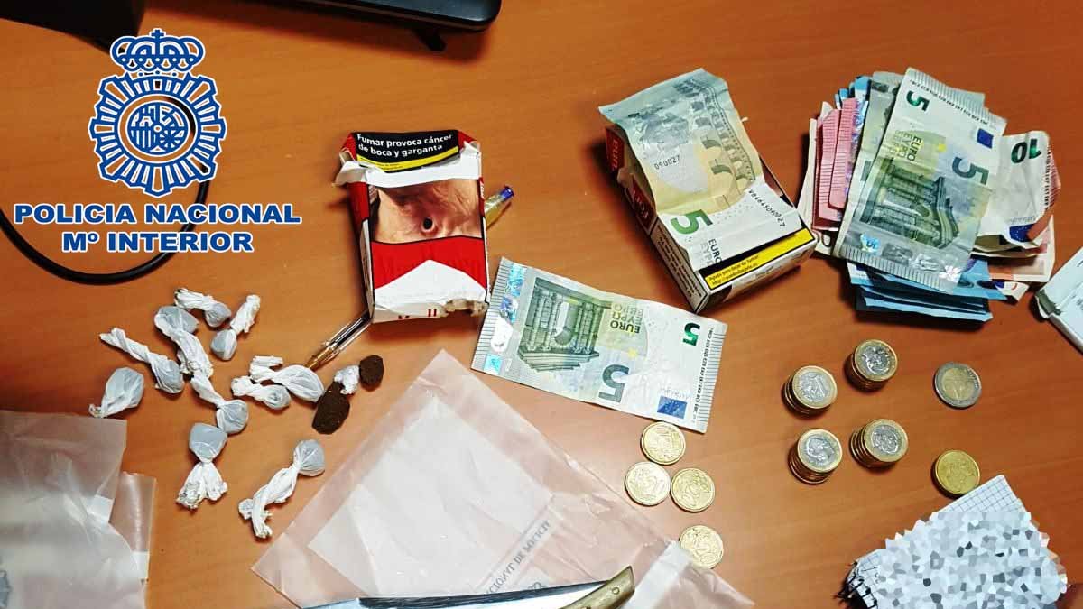 Objetos incautados a los dos detenidos en el recinto ferial.