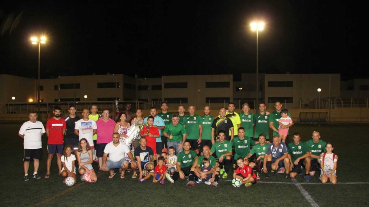 Los equipos posan tras el Memorial.