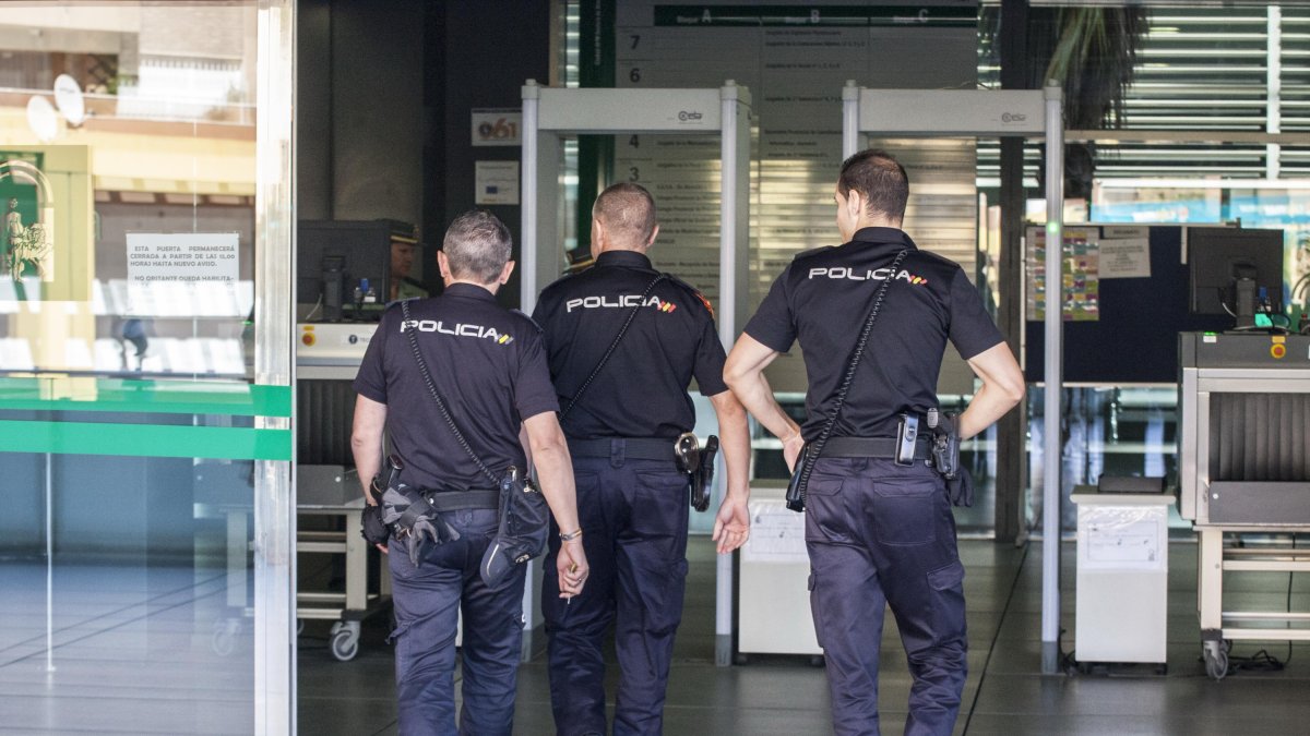 Agentes de Policía Nacional entrando en la Ciudad de la Justicia.