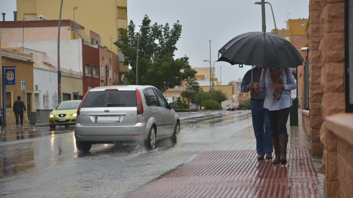 Viandantes en un día de lluvia por las calles de la capital.