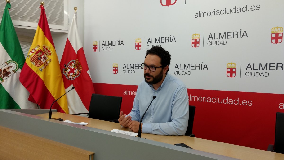 Cristóbal Díaz, concejal socialista, durante la rueda de prensa.