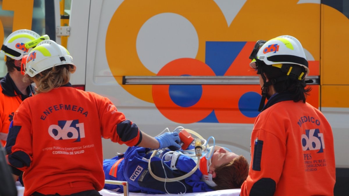 Efectivos del 061 atienden a un paciente en un operativo de emergencias.