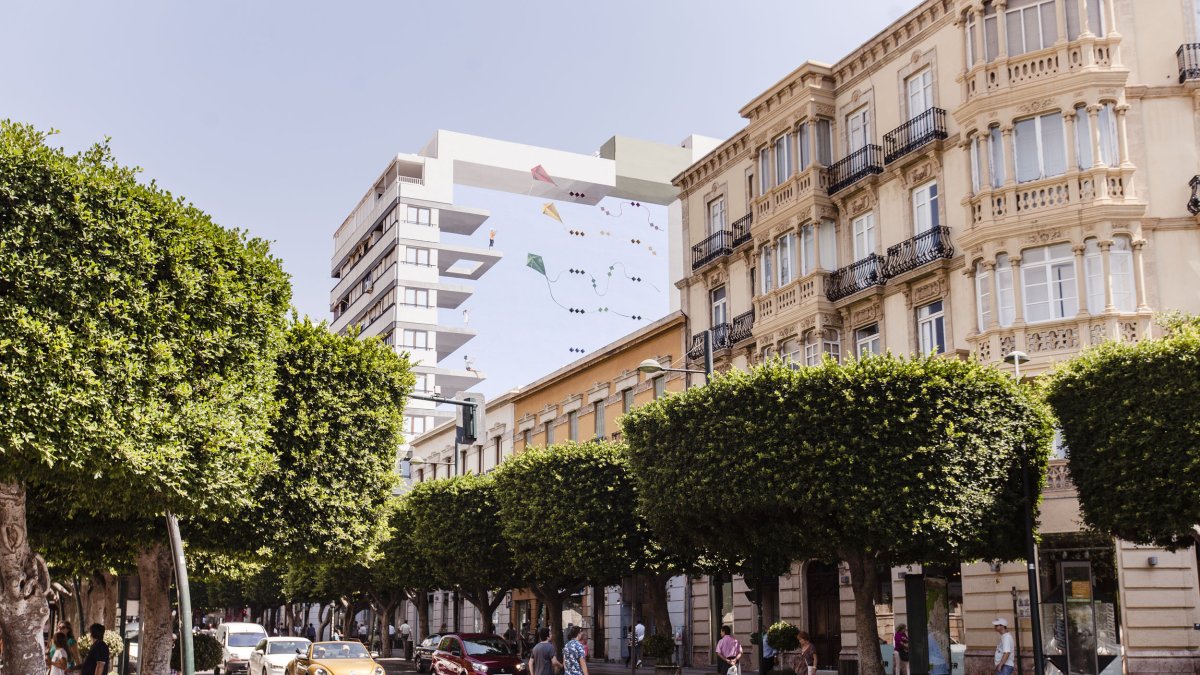 Una de las medianeras rehabilitadas en el Paseo de Almería.