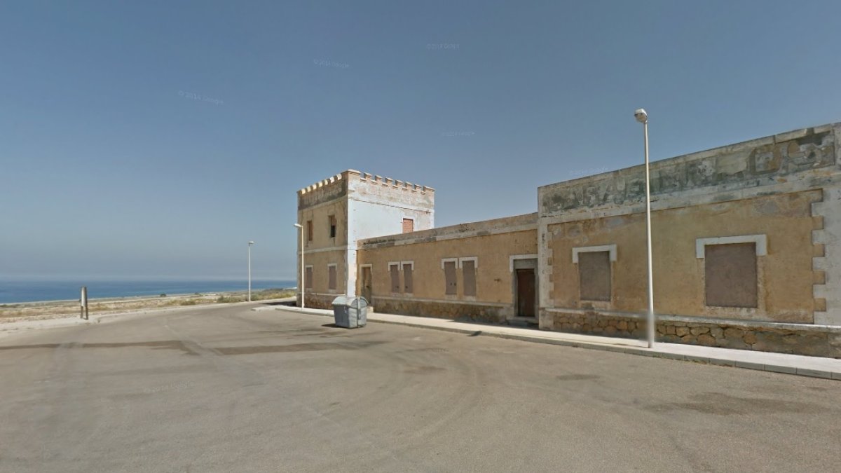 El antiguo cuartel se encuentra detrás del Castillo de Guardias Viejas, punto de gran actividad cultural.