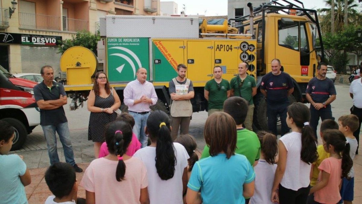 Niños de Turre escuchan los consejos antes de participar en la gymkana.
