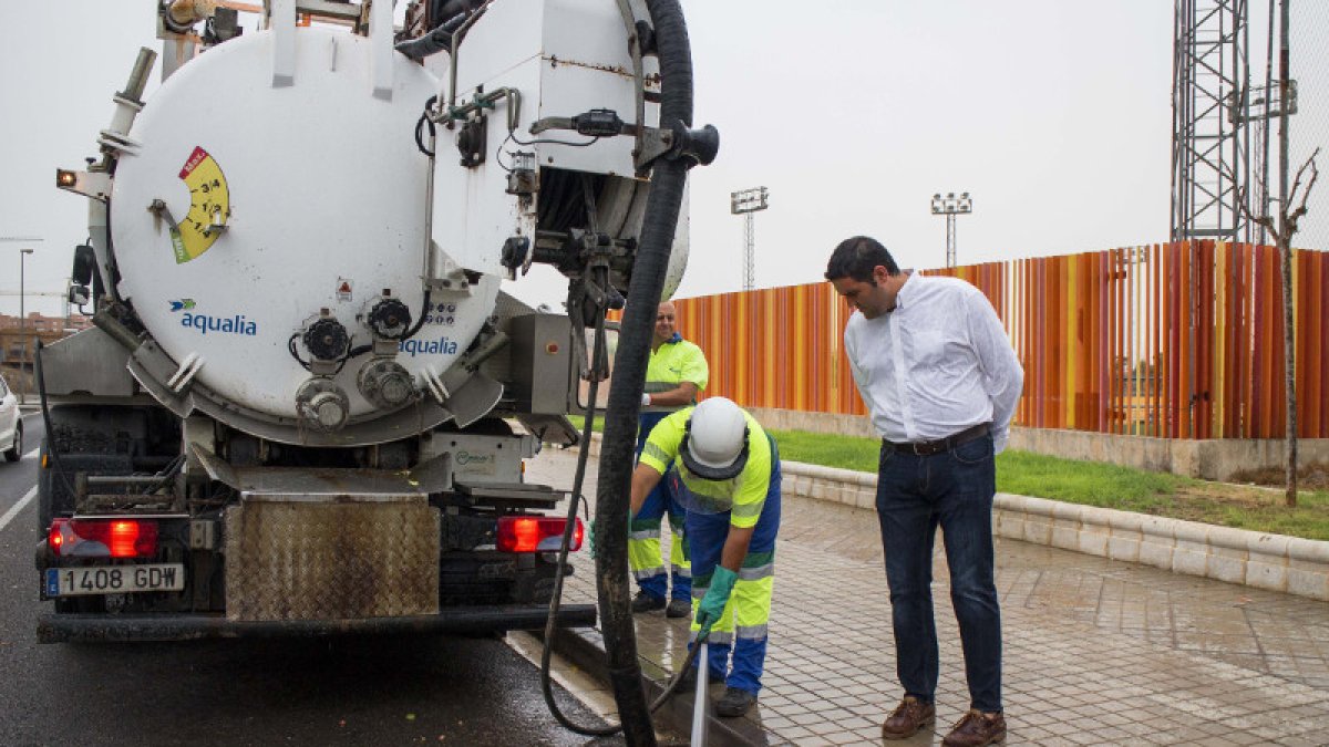 Limpieza de imbornales para prevenir inundaciones