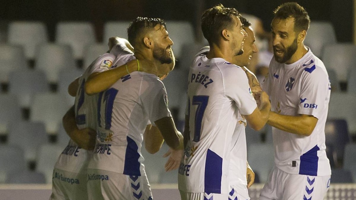 Los jugadores del Tenerife celebrando uno de sus goles.