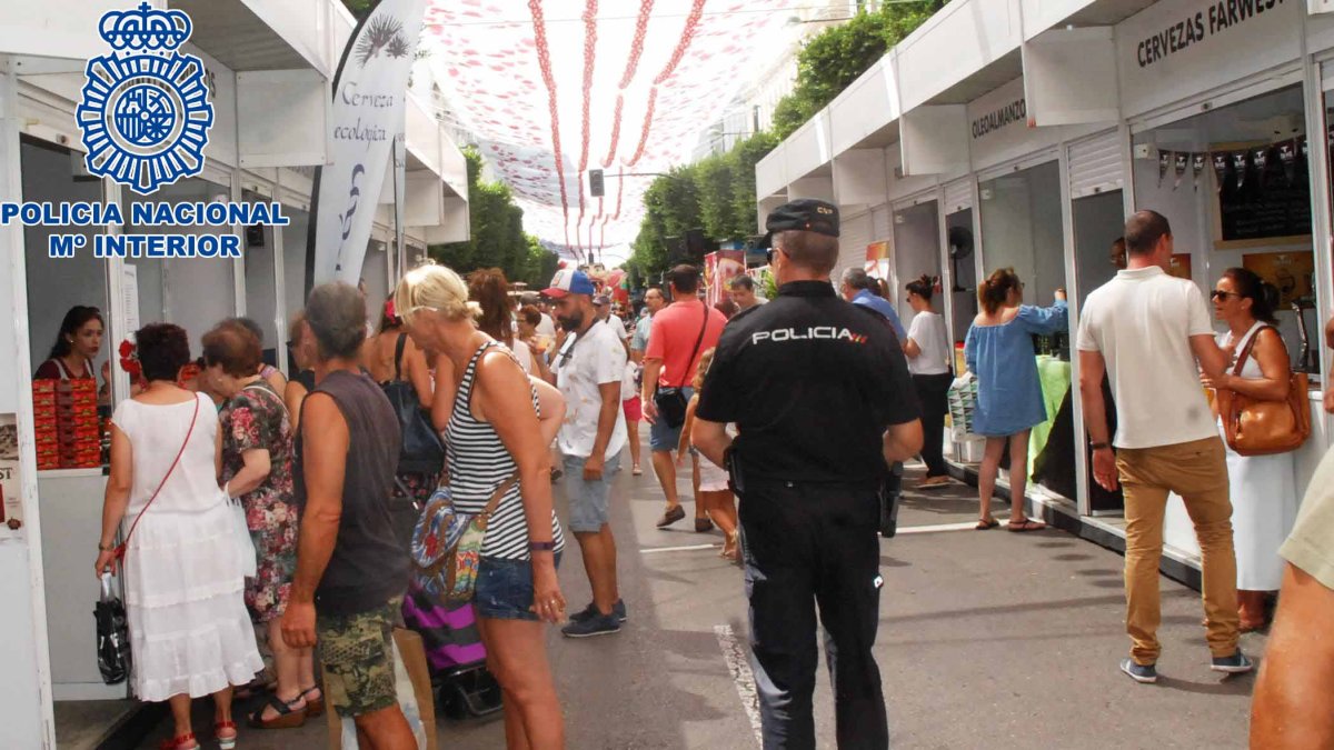 Un agente durante la reciente Feria de Almería 2017.