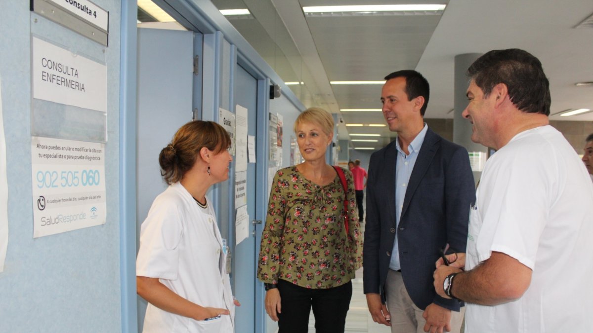 El delegado visita el centro de salud de Nueva Andalucía.