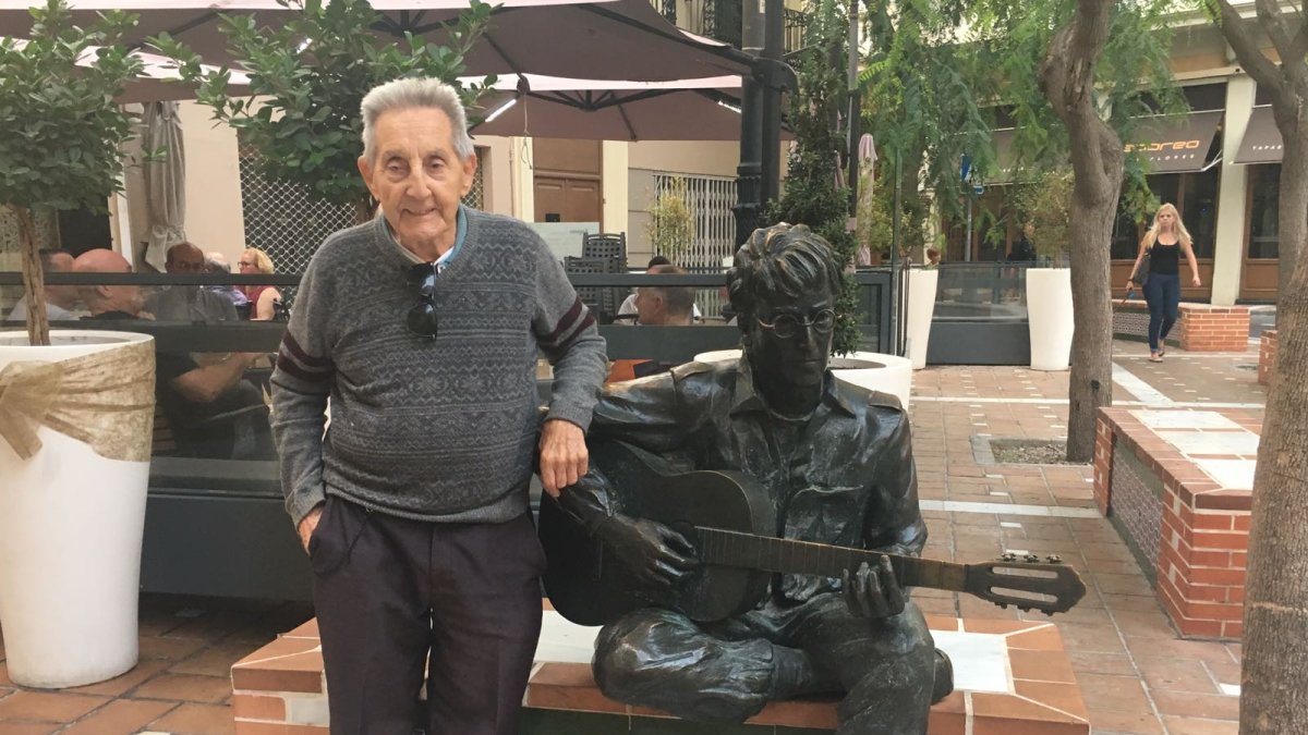Juan Carrión junto a la estatua de John Lennon en la Plaza Flores de Almería.