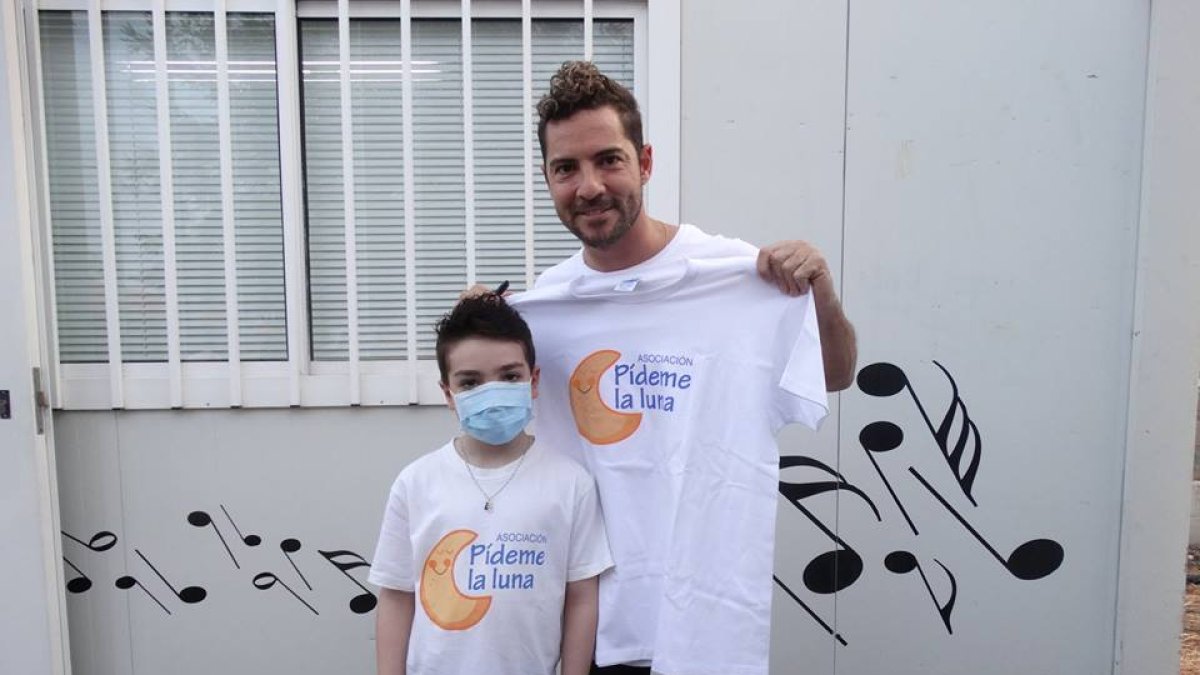 David Bisbal y Kevin posan juntos con una camiseta de la Asociación 