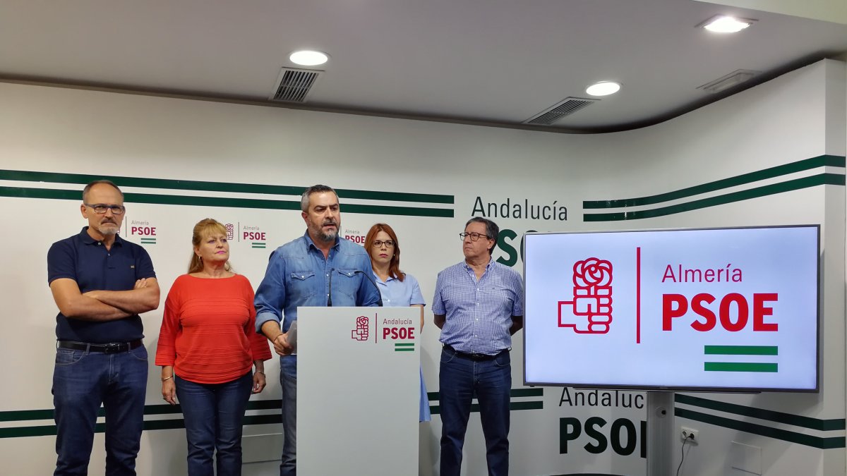 El portavoz socialista en la Diputación, en la rueda de prensa de ayer.