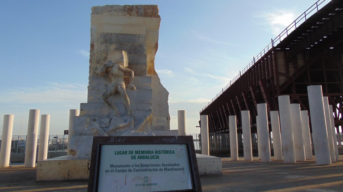 El monumento fue inaugurado en 1999 y en 2012 recibió la consideración de Lugar de Memoria Histórica de Andalucía.