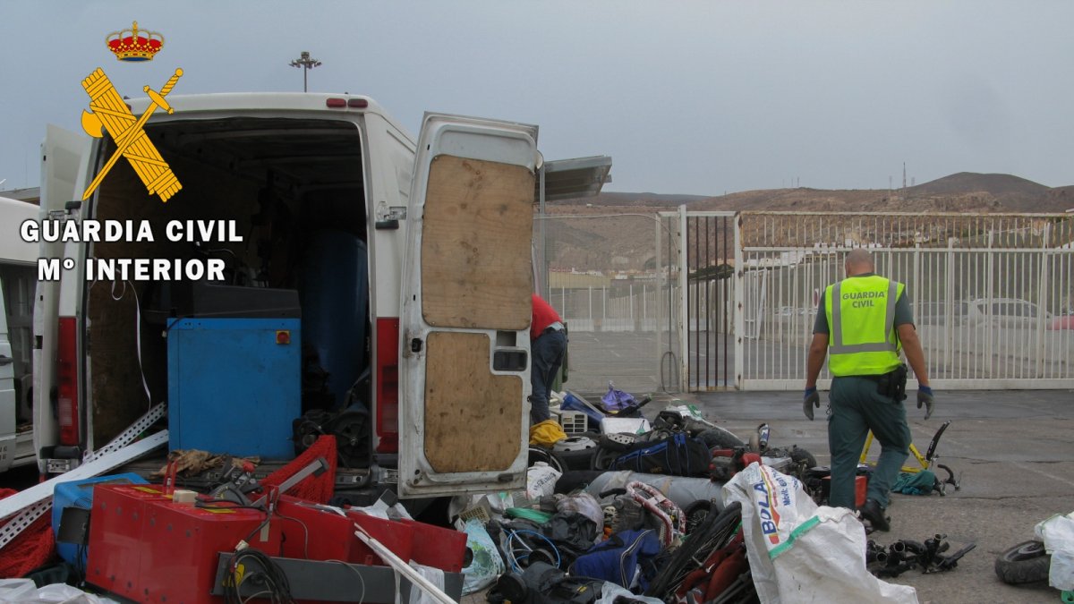 Objetos y piezas encontradas dentro del furgón tras su inspección.