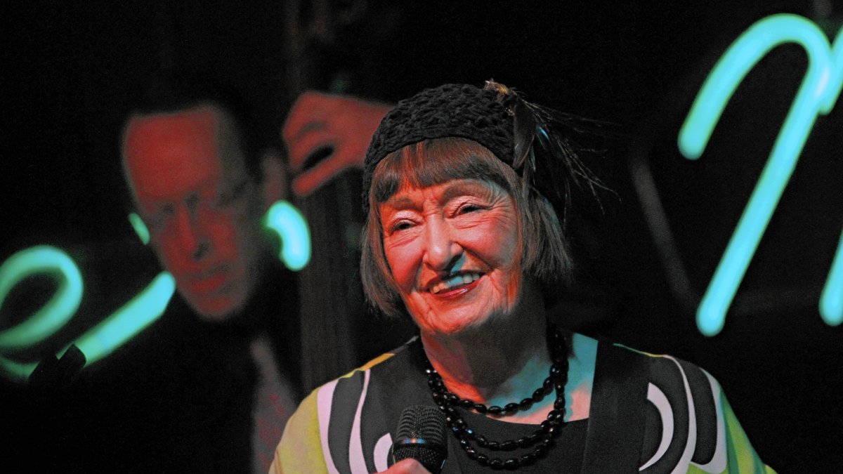 Sheila Jordan mantiene a los 89 años toda la personalidad de su voz y el extenso bagaje artístico que supone haber cantado con Charlie Parkero, Dizzy