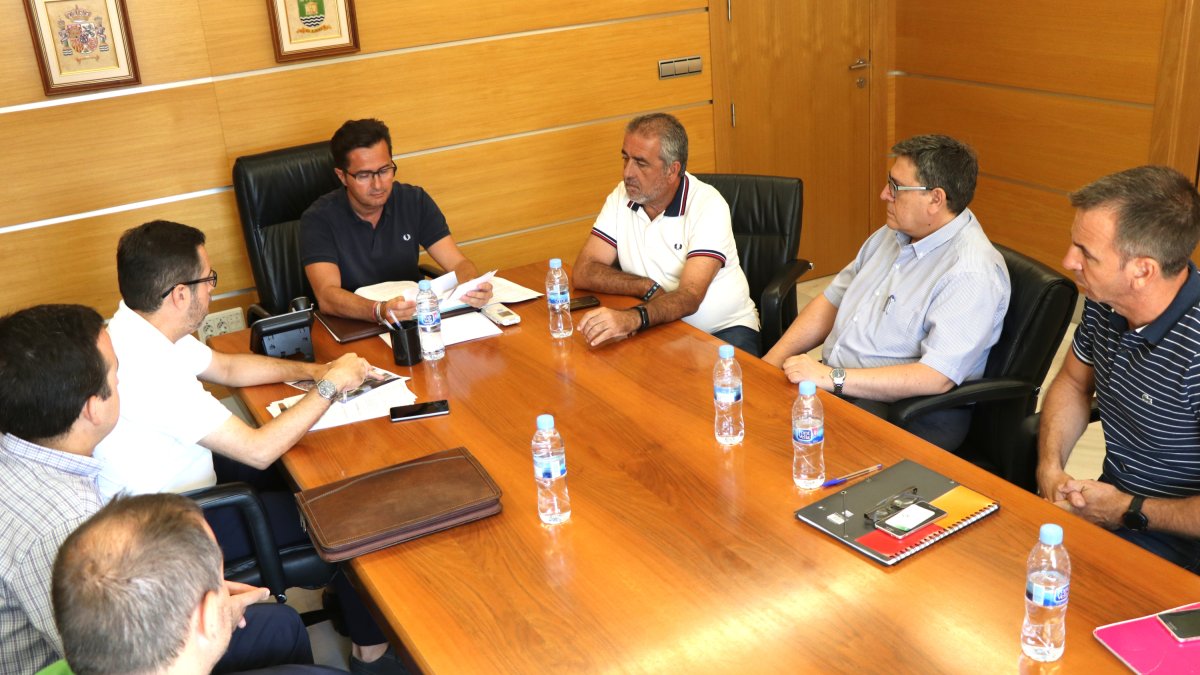 El alcalde, en la reunión con el concejal de Obras Públicas y técnicos de empresas encargadas de los trabajos.