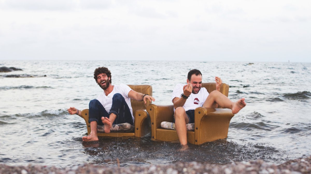 Equipo Vococa. Mikhael y Manuel Jesús en una imagen de su campaña, en Almería.