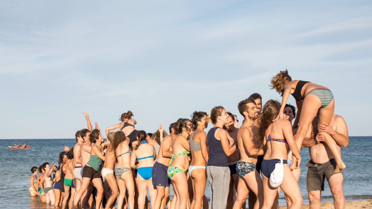 Taller en una playa del Parque Natural de Cabo de Gata-Níjar en el marco del festival Costa Contemporánea.