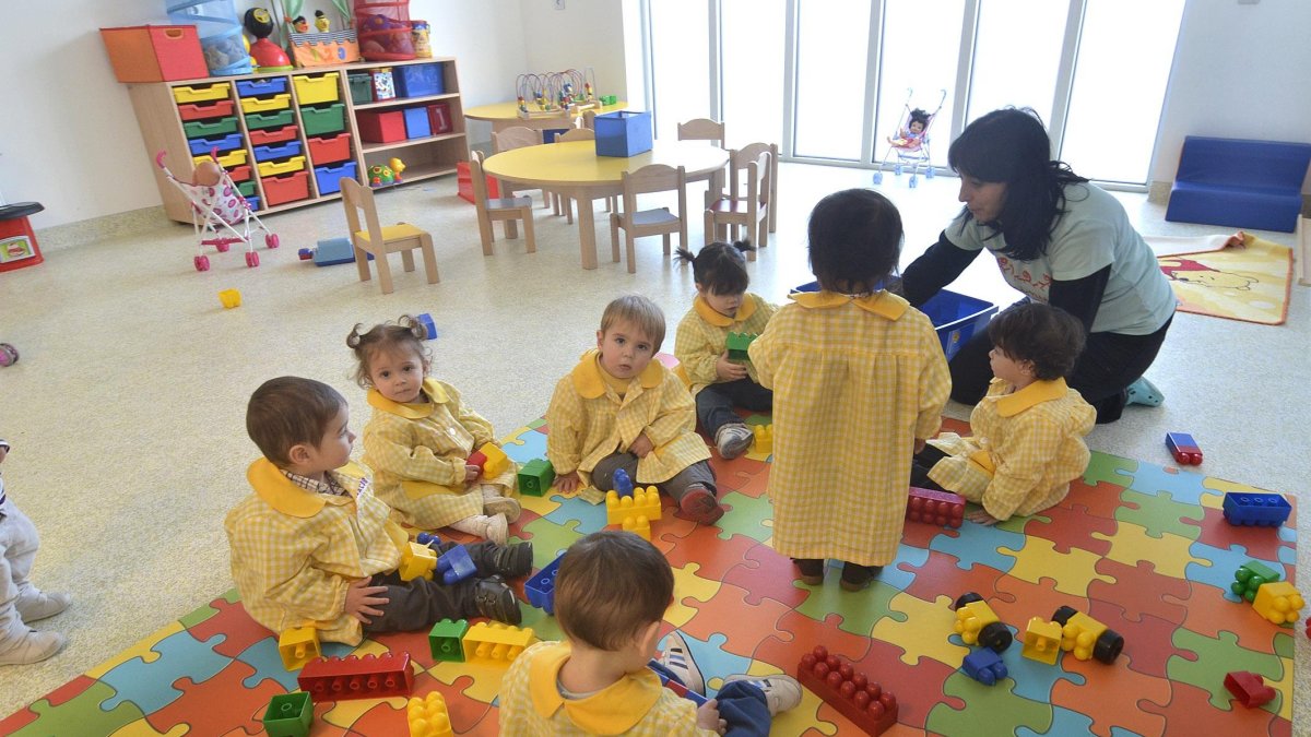 Una guardería mientras los niños realizan los juegos diarios con sus compañeros.