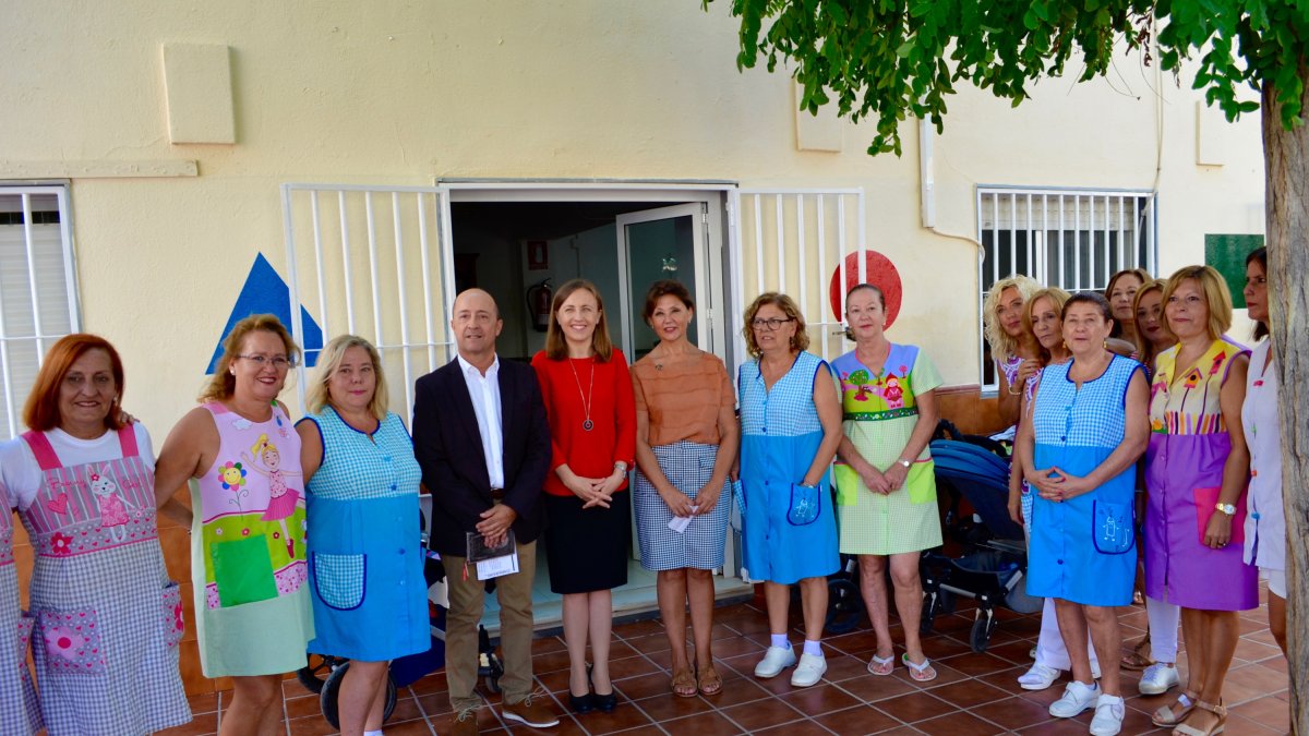 La delegada de Educación, Francisca Fernández, junto a la directora del centro, Ana Duarte, y el resto del equipo de