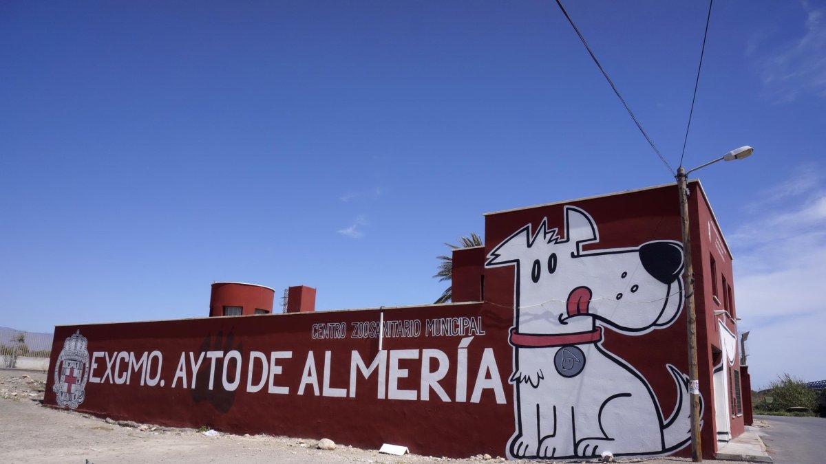 Fachada del Centro Zoosanitario de Almería.