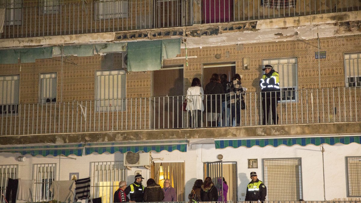 Agentes de la Policía Local con vecinos después de que estos fueran conminados a desalojar el inmueble el pasado 27 de enero.