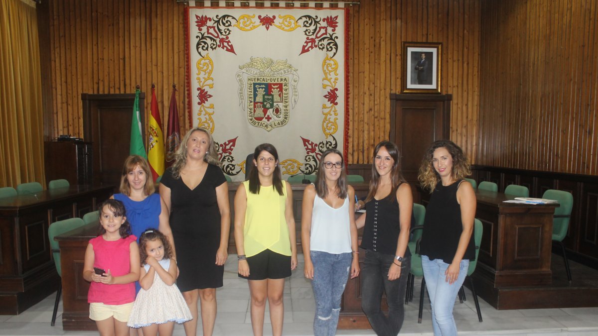 Las cinco emprendedoras en la firma del contrato de alquiler de los locales.