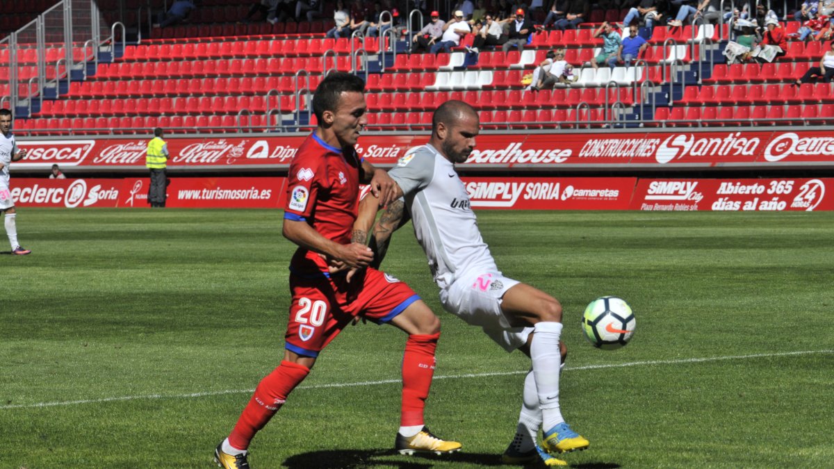 Nano en una de las jugadas del Numancia-Almería.